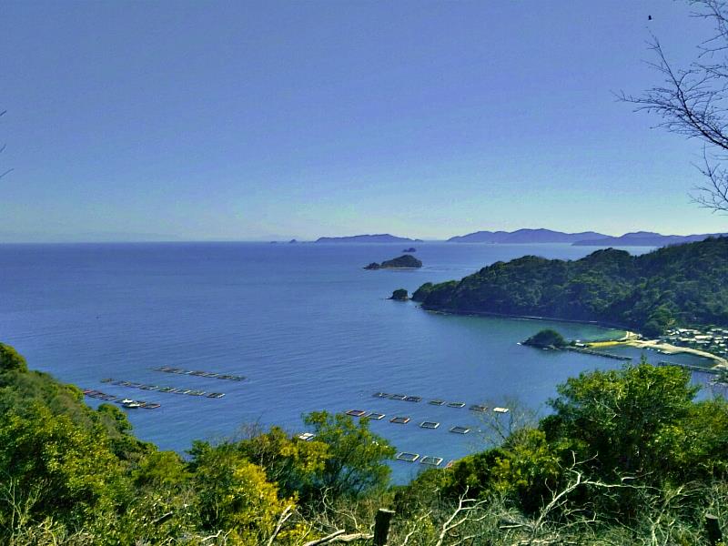 空之展望所是昔日島嶼孩童從分校前往本校的行經山路，穿過天向山，在山脊上的展望台，天氣晴朗時可以眺望四國。