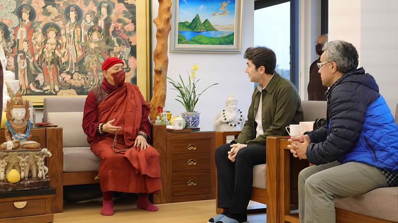 心道法師（左）親切與土耳其已故伊斯蘭教思想家居廉弟子分享跨宗教交流。（圖由靈鷲山佛教教團提供）