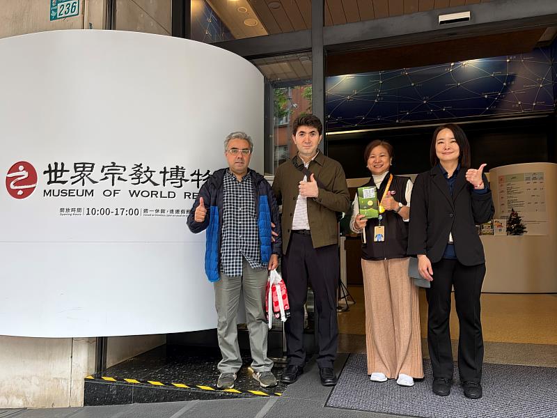 首次來台的西夫特奇（左2）在世界宗教博物館大門口留影。（圖由靈鷲山佛教教團提供）