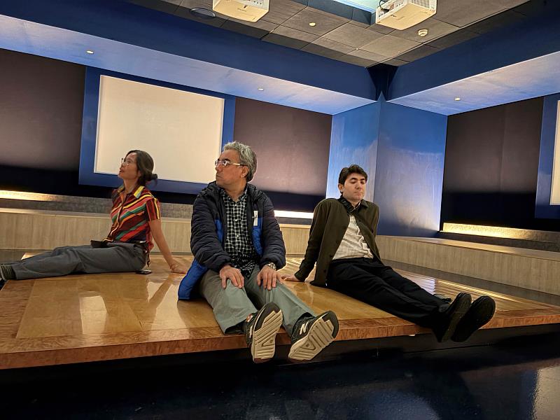 日本國際文化教育基金會理事長西夫特奇（右）與台灣大學外文系兼任助理教授初雅士（中）在世界宗教博物館6樓的靈修學習區感受寧靜氛圍。（圖由靈鷲山佛教教團提供）