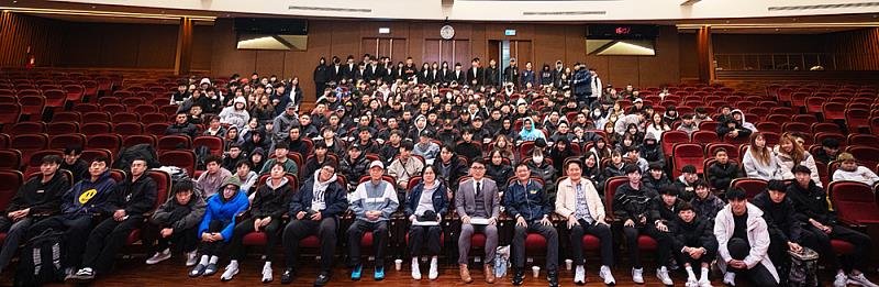 文化大學邀請大林慈濟醫院高功能運動醫學中心陳韋任主任以「運動教育、運動訓練與運動醫學」專題演講，會後與體育系師生合影。