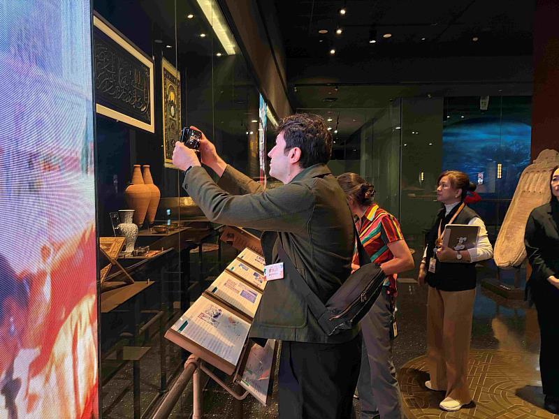 西夫特奇參訪世界宗教博物館時，拍照記錄伊斯蘭教文物。（圖由靈鷲山佛教教團提供）