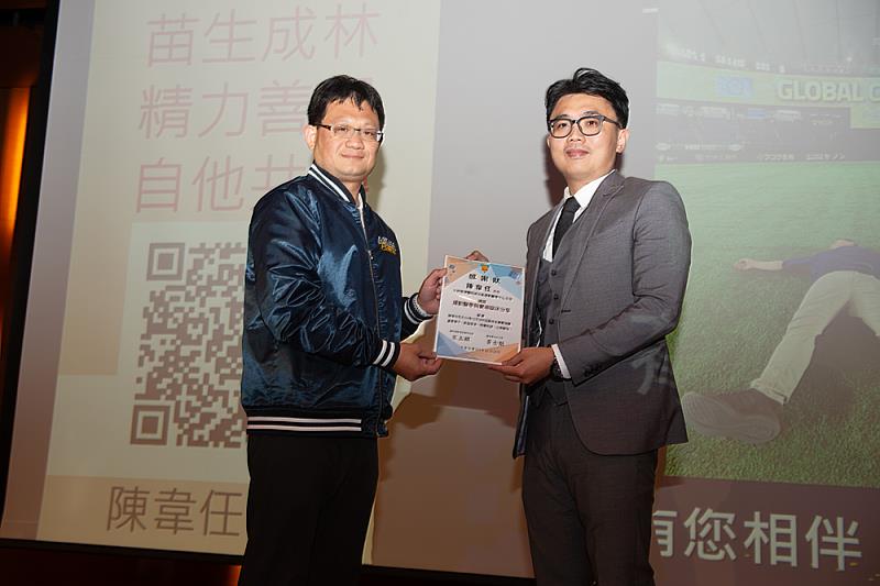 體育系黃士魁主任（左）致贈感謝狀予陳韋任主任（右），感謝蒞校分享專業與經驗。
