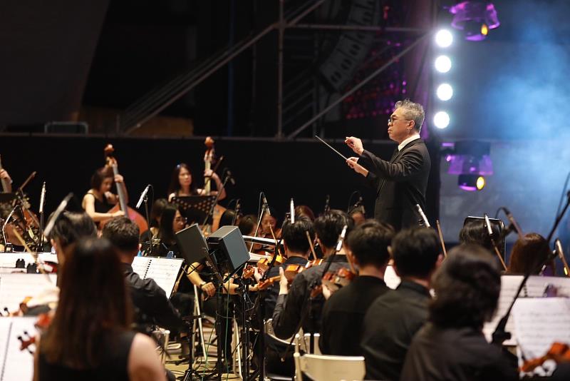 《NTSO交響派對－重返經典》11月22日衛武營國家藝術文化中心戶外劇場盛大登場，楊智欽指揮國立臺灣交響樂團。