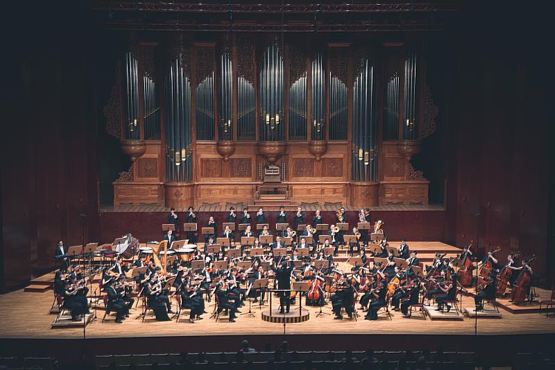 台北世紀交響樂團與指揮廖嘉弘，11月22日交響大會串《歡慶・神聖的火花・小約翰史特勞斯200週年》。