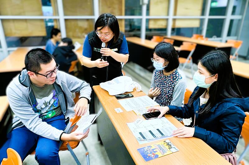 北分署YS職涯諮詢師協助同學檢視並優化履歷內容，透過分組模擬面試，練習自我表達能力。