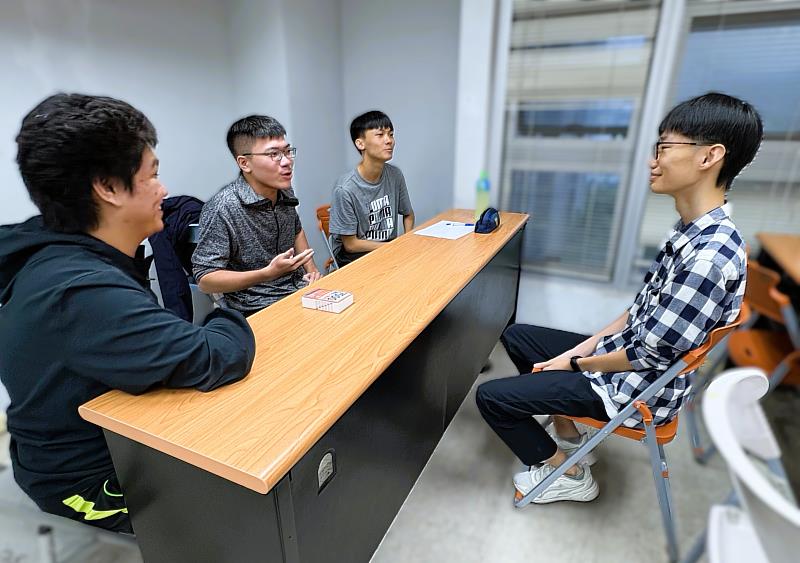 北分署YS諮詢師帶領大四生輪流扮演「面試者」、「面試官」與「觀察者」，讓同學從多重視角理解面試情境，提升臨場反應與表達能力。