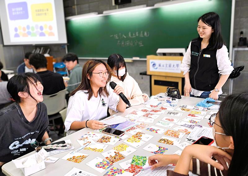 北分署YS職涯諮詢師規劃「生涯興趣探索工作坊」，運用尋常日牌卡作為媒介，協助釐清個人特質與價值觀。