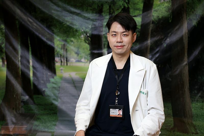 陳顥文醫師表示,長期固定低頭姿勢後,容易感到肩頸痠痛,實際上這就是身體發出的警訊。