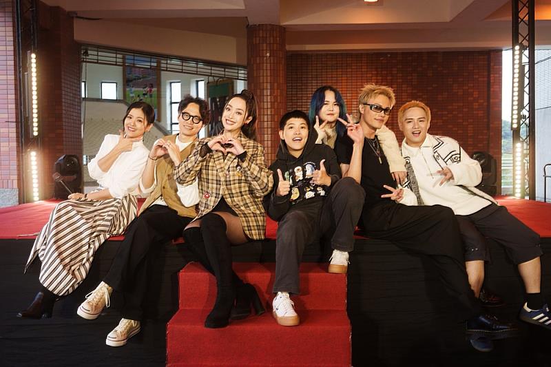 《原Way星唱快閃計畫》壓軸年末場在銘傳大學桃園校區，邀請到超強金曲卡司Usay Kawlu舞思愛（左3）、Giyu Tjuljaviya張淦勛（左2）、楊楊 楊勝賢（右2）、團體「O.S.T 泰雅的後代」的曾靜玟（右4）、黃詩甜（右3）、Lowking Macyu洛祁．馬佶攸（右1）熱情開唱，並由主持人咖啡糖賢齡（左1）主持。（圖-原文會提供）
