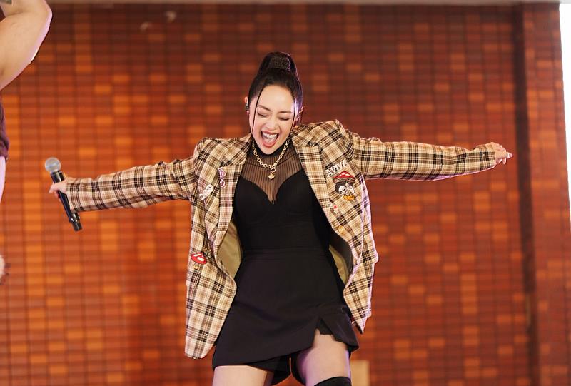 金曲歌后Usay Kawlu舞思愛誠意滿滿，除了帶來兩位「原民嬌娃」舞者老師伴舞之外，一連多首精彩族語歌曲勁歌熱舞，讓現場同學嗨到開心舞動，似乎忘記現場僅10多度的氣溫。（圖-原文會提供）