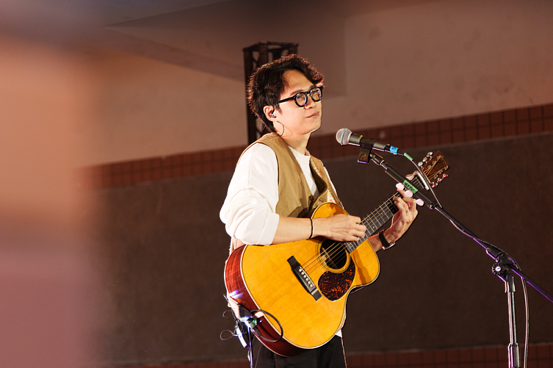 以族語專輯《雲就要翻過山》的歌曲《南迴之子》奪下今年第36屆金曲獎「最佳作詞人獎」的Giyu Tjuljaviya張淦勛，揹著吉他演唱多首精彩族語歌曲，讓台下銘傳大學桃園校區的同學聽得如癡如醉。（圖-原文會提供）