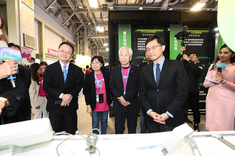 經濟部政務次長何晉滄（前排右1）到經濟部智慧財產局專館觀展。 （新創總會／提供）