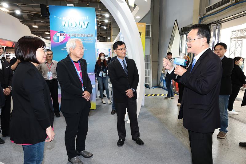 經濟部智慧財產局局長廖承威（持麥克風者）介紹專館。 （新創總會／提供）