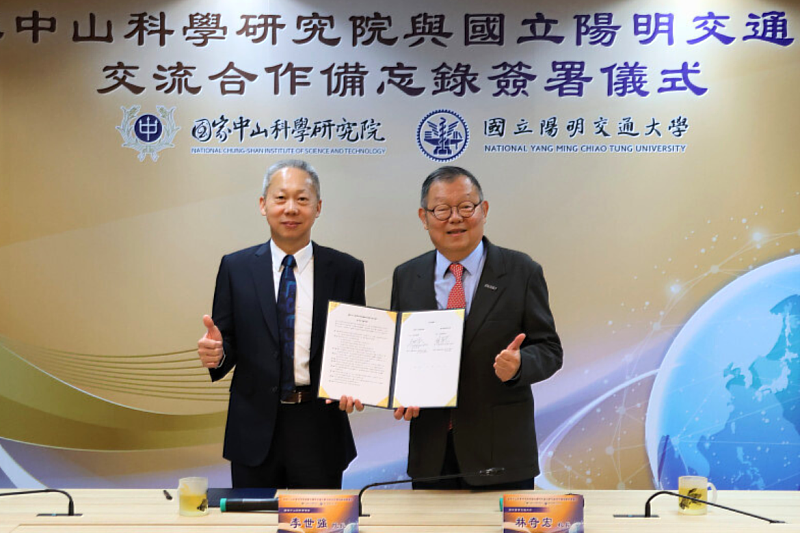NYCU President Chi-Hung Lin (right) and NCSIST President Shih-Chiang Li pose for a photo after signing the memorandum of understanding.