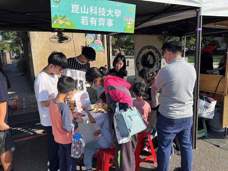 公廣系畢製團隊成員協助民眾進行手作體驗。