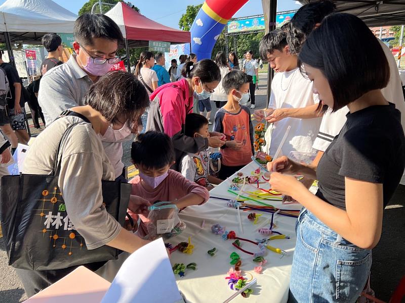 攤位前手作體驗吸引民眾熱情參與。