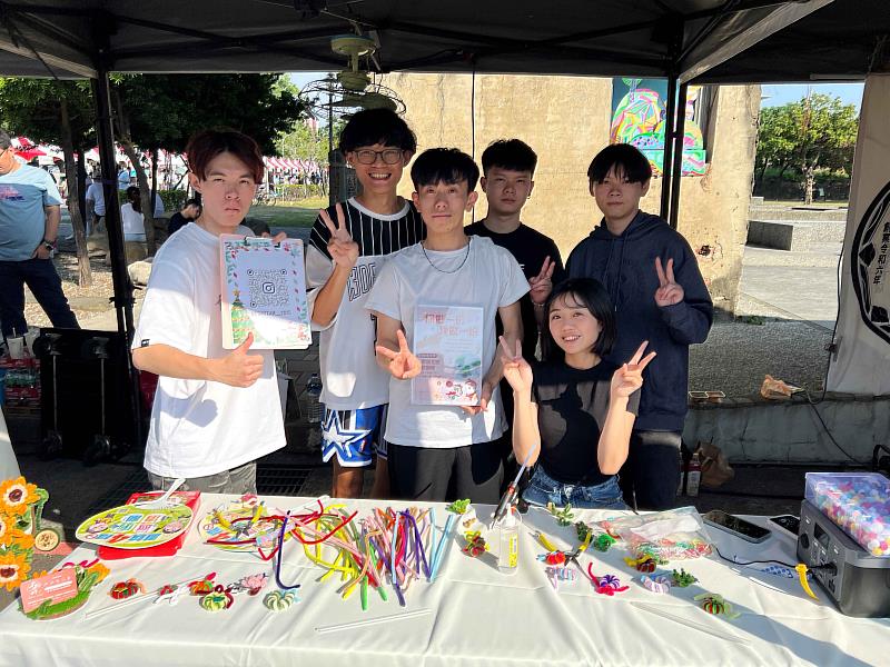 公廣系畢製「恆星」參與「19TH 你懂！歲末有愛─南區社造派對與永康社大成果展」，成員全體合影。