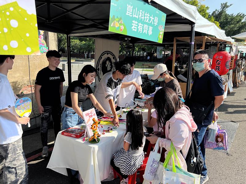 民眾熱情參與手作活動。