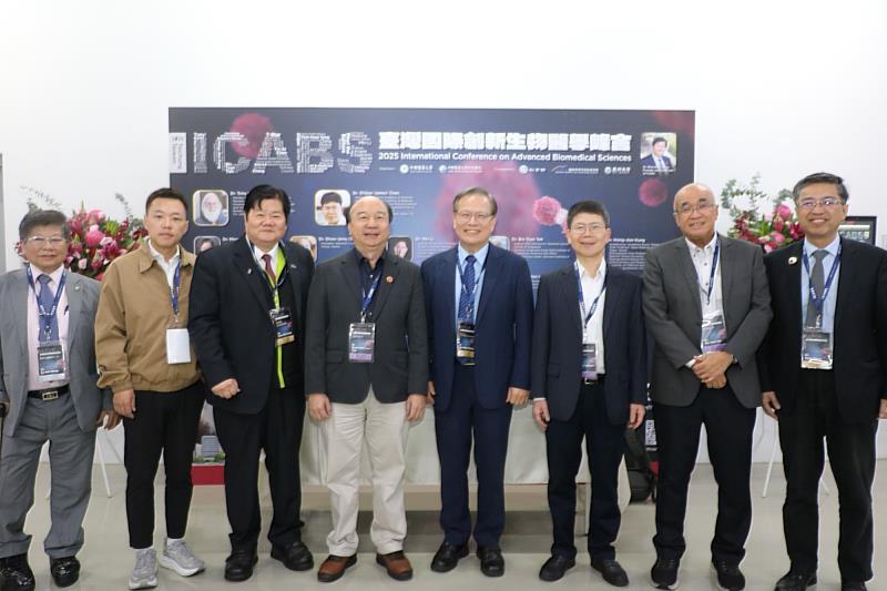江安世校長偕CABS峰會創辦人洪明奇院士與蒞會的頂尖學者合影。
