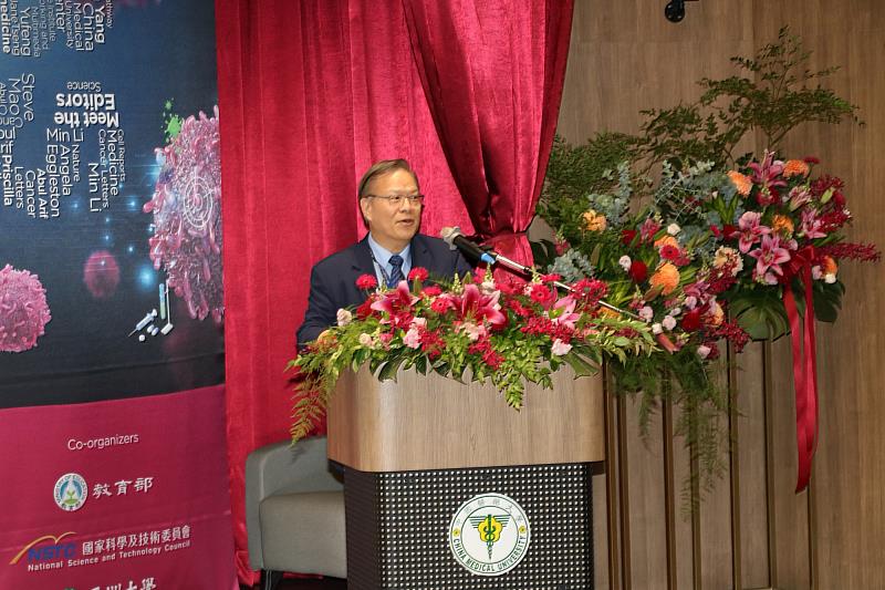 江安世校長致詞歡迎國內外重量級學者蒞校參與「2025臺灣國際創新生物醫學峰會」盛會。