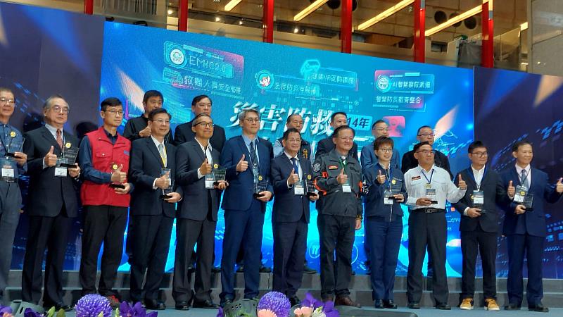 新北市榮獲強韌台灣計畫評鑑特優，消防局陳崇岳局長代表領獎。