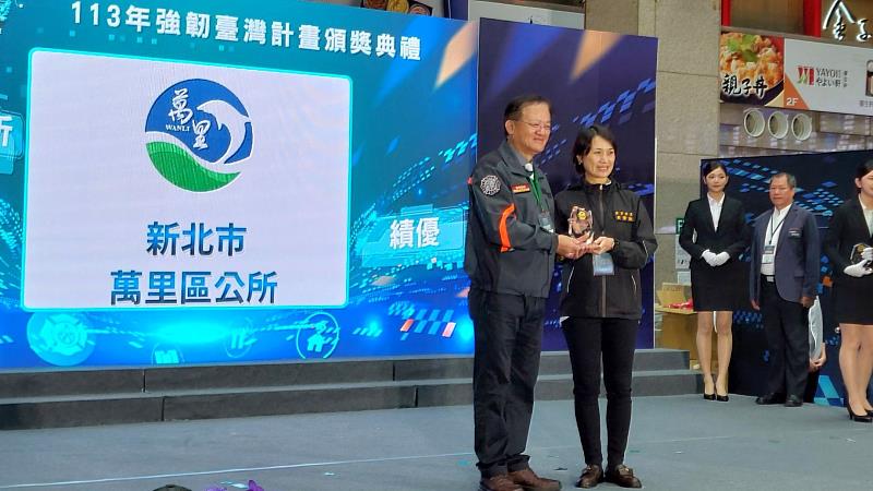 萬里區公所獲強韌台灣計畫績優區公所獎，黃雱勉區長出席領獎