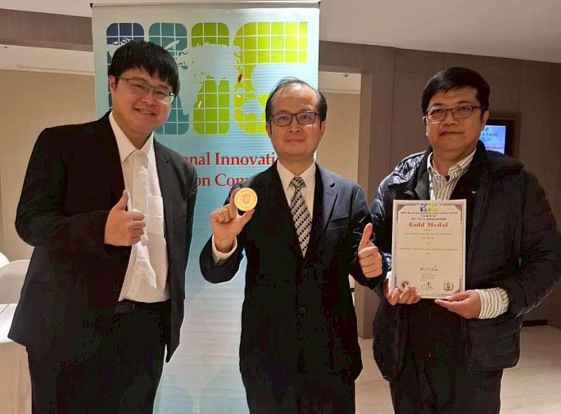 亞大半導體中心副校長黃俊杰（中）、何映融（左）、陳兆南老師（右）在「2025 IIIC 國際創新發明競賽」頒獎典禮現場合影。