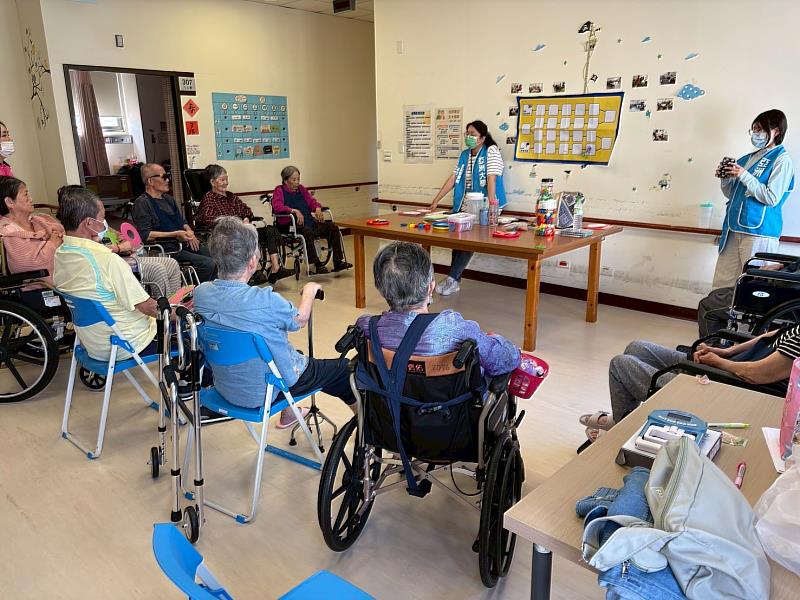 亞大保健系研究生李雅琴帶領長者肌力照顧活動。