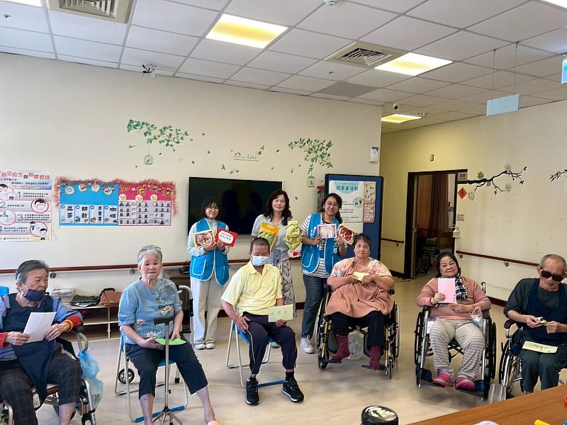 亞大保健系主任李明明（後排中）、參與同學和機構長輩合影。