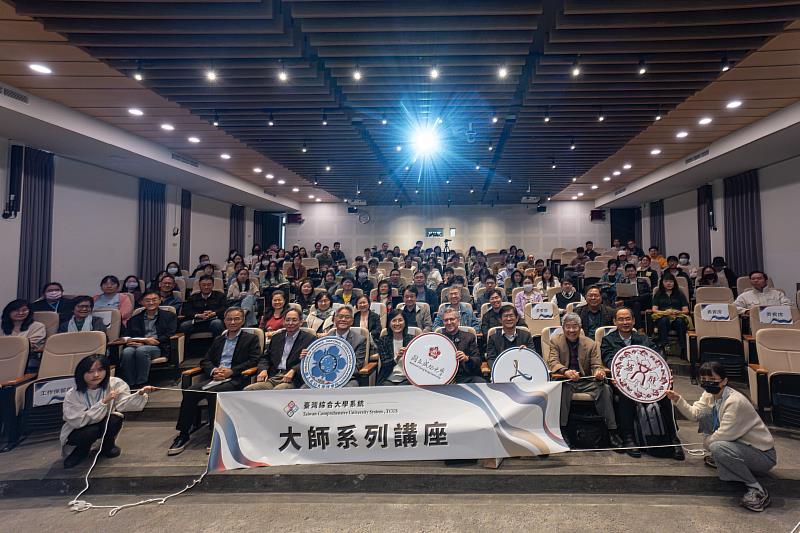 哈佛大學教授Peter Galison受邀成大談黑洞研究，跨域分享掀熱烈對話與交流。