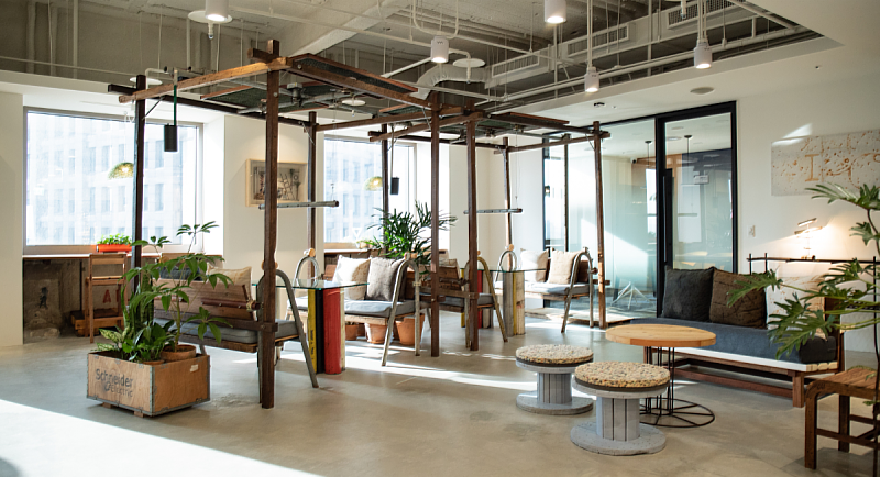 遠雄建設16樓職場環境照，將工地廢棄物化作兼具美學與實用性的再生家具。