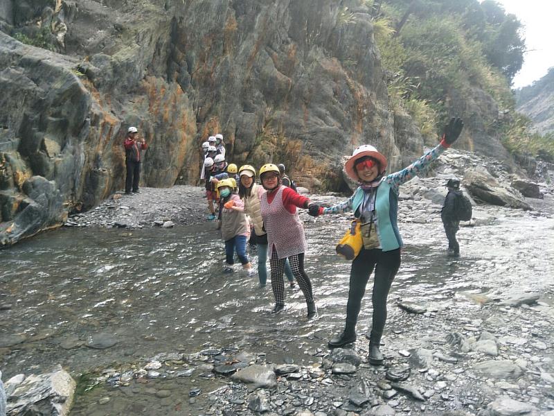 冬季限定秘境開放！屏東縣救國團推出哈尤溪七彩原鄉采風營，走入雲的故鄉。