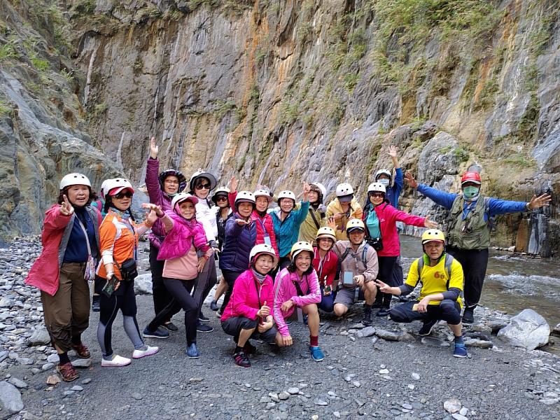 冬季限定秘境開放！屏東縣救國團推出哈尤溪七彩原鄉采風營，走入雲的故鄉。