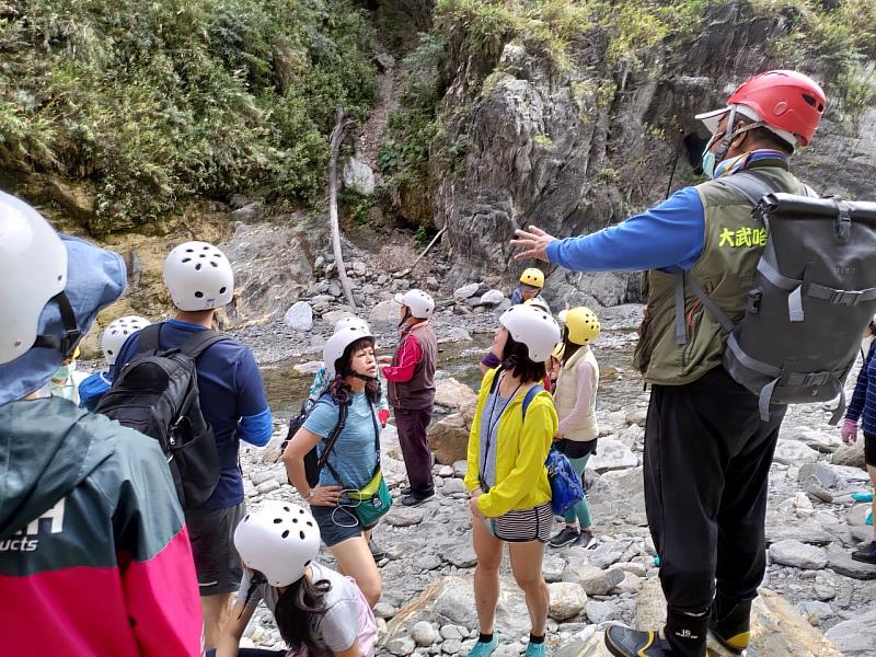 冬季限定秘境開放！屏東縣救國團推出哈尤溪七彩原鄉采風營，走入雲的故鄉。