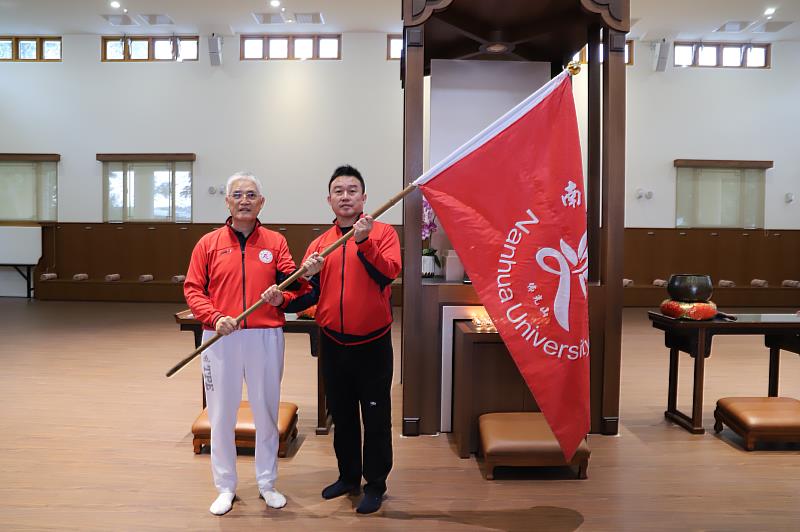 南華大學棒球隊蓄勢待發,力拚大專盃舉辦授旗祈福儀式,高俊雄校長(左)授旗給何應志體育長(右),祝福旗開得勝。