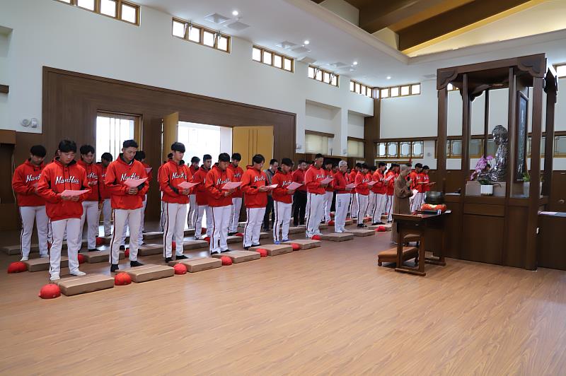 南華大學棒球隊蓄勢待發，力拚大專盃舉辦授旗祈福儀式，由駐校董事覺禹法師帶領大家恭讀《般若波羅蜜多心經》。