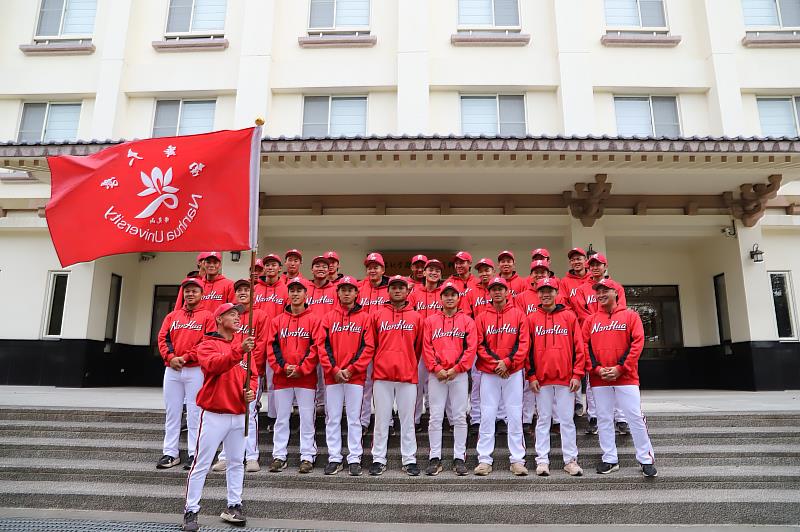 南華大學棒球隊蓄勢待發，力拚大專盃，隊長林楷峯帶領球員們呼喊隊呼激勵士氣。