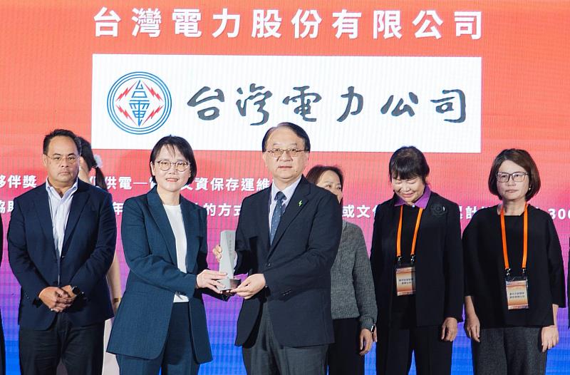 「ESG for Culture影響力獎」頒獎典禮今於台北松山文創園區舉行，台電由副總經理蔡志孟（中）代表接受文策院院長王敏惠頒獎表揚。