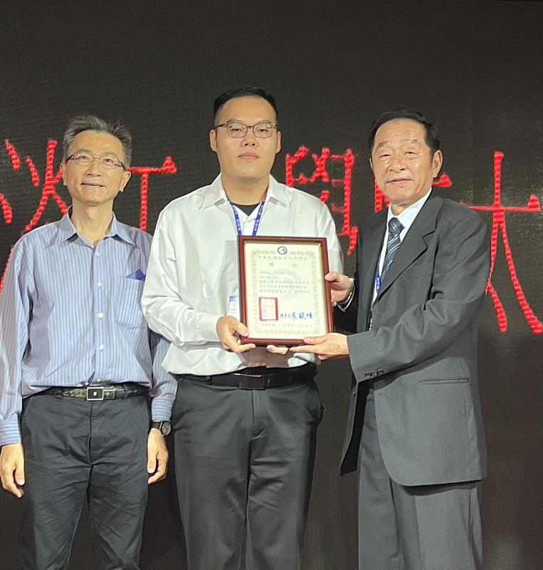 淡江航太碩一余陳彥同學（中）與王怡仁教授（左）共同發表的論文榮獲本屆最佳論文獎第1名，由中華民國航空太空學會袁曉峰理事長頒獎。（圖／淡江大學提供）