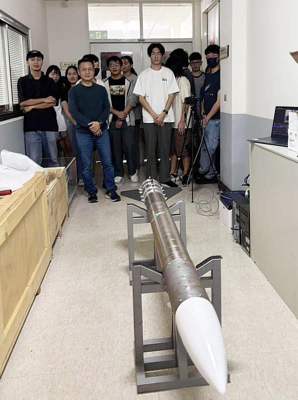 航太系第四支小型探空火箭「淡江二型」已組裝完畢,蓄勢待發。(圖/淡江大學提供)