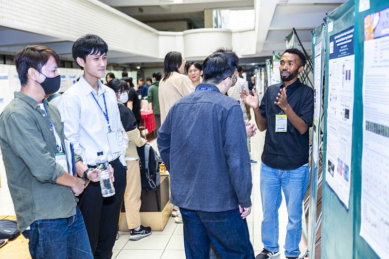 「113年度航太及熱流學門專題研究計畫成果發表會」展出多所學校的研究計畫成果，淡江航太系成果展示吸引多位學生、教師及校外人士前來觀展、互相討論及交流。（圖／淡江大學提供）