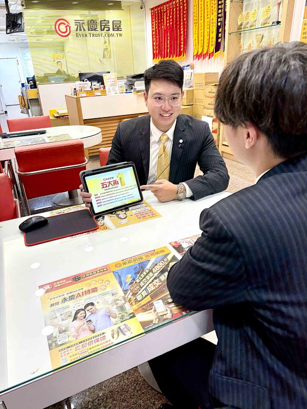 徐翊庭經紀人員站在客戶角度思考，並客製化溝通方式協助客戶圓滿購售屋。