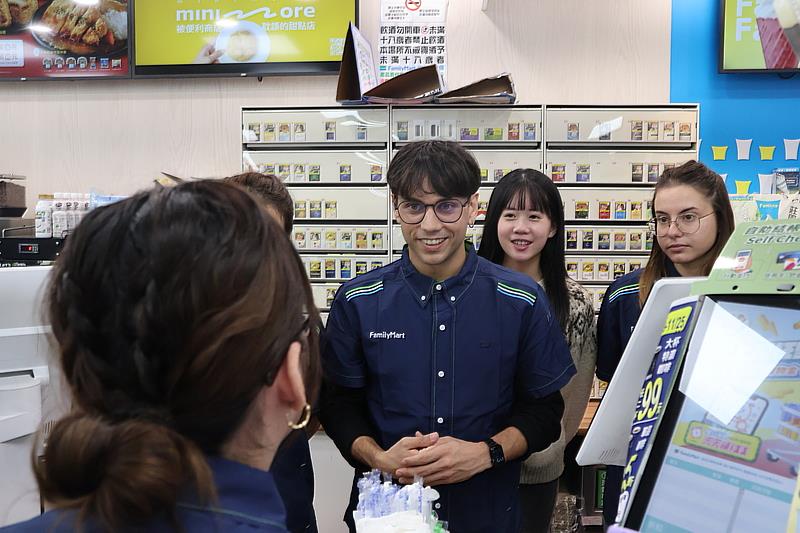 學生實際體驗便利商店收銀流程,從掃描條碼到操作機台,每一步都充滿新鮮感。