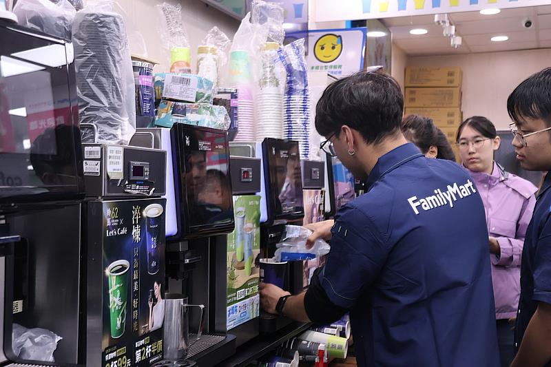 學生親手體驗收銀操作咖啡機,自己親手完成Let's Café熱拿鐵的製作。