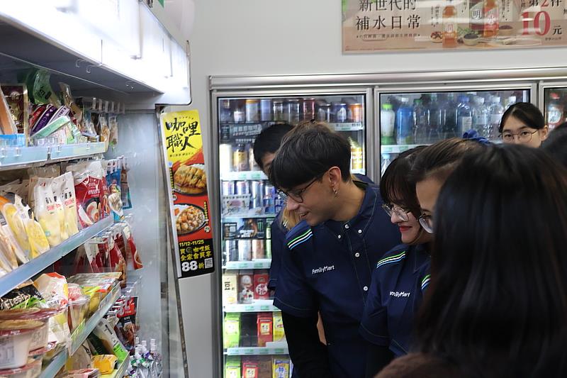 學生們認真認識店內「NO PORK」友善標示之鮮食商品,展開一段貼近多元文化的飲食之旅。