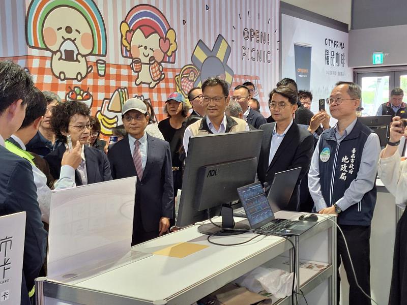 參觀展攤。