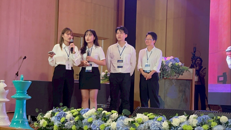 北商大學生於競賽現場上台英文報告決策內容，展現專業分析能力。