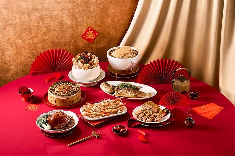 珍味團聚春饗宴適合三代同堂家庭訂購。今年主打新品香酥芋泥鴨去骨半鴨放置芋頭上蒸軟,散發醇厚香味誘人。