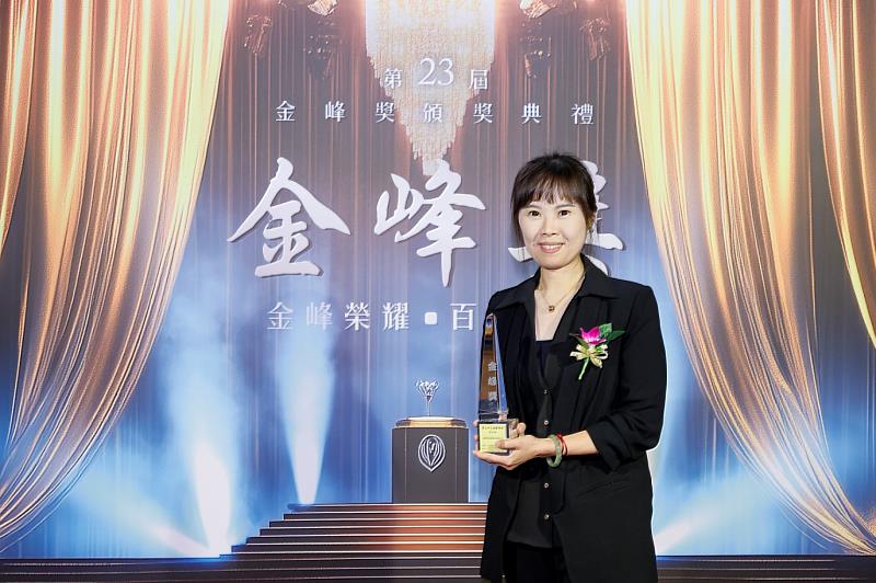 永豐金租賃榮獲第23屆金峰獎「十大傑出企業」，由總經理王盈如代表領獎。